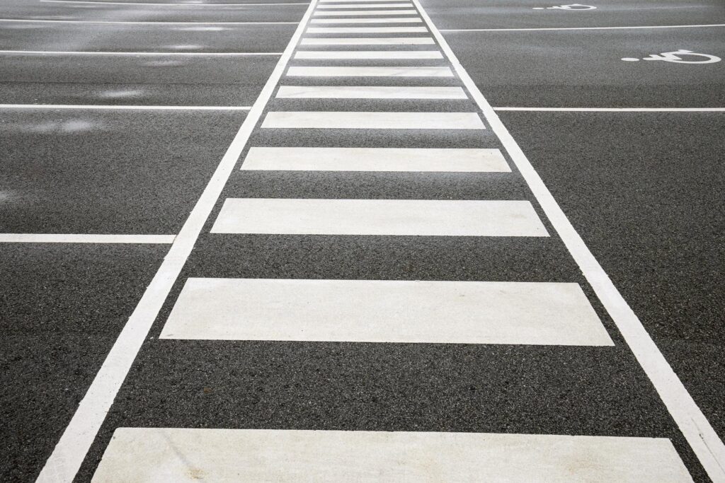 Nytt gangfelt og oppmerkede parkeringsplasser ved Tvedtsenteret