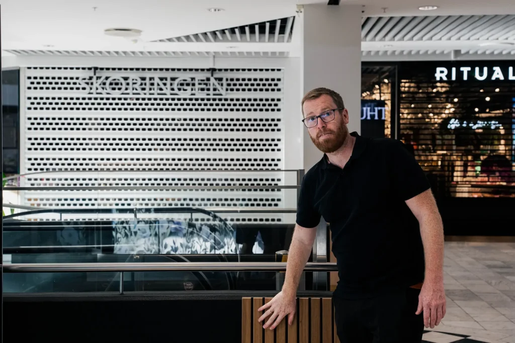 Anders Struwe-Tveit i fellesarealet utenfor Skoringen på Kvadrat kjøpesenter.