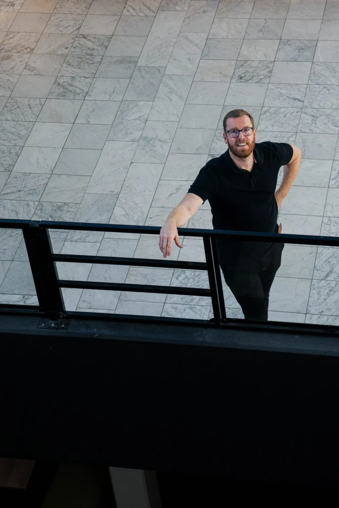 Anders Struwe-Tveit ved rekkverket på Kvadrat kjøpesenter.